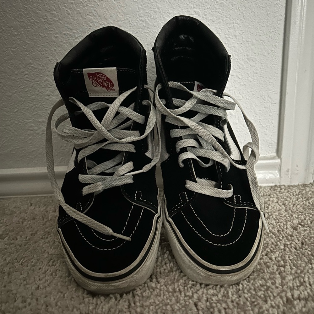 Old skool hi top vans
🦶
